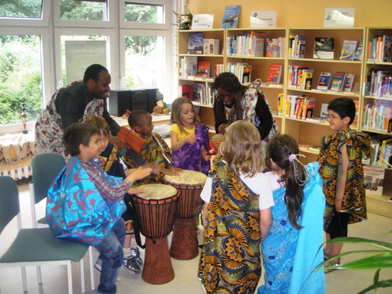 Die afrikanischen Instrumente - gar nicht so einfach.